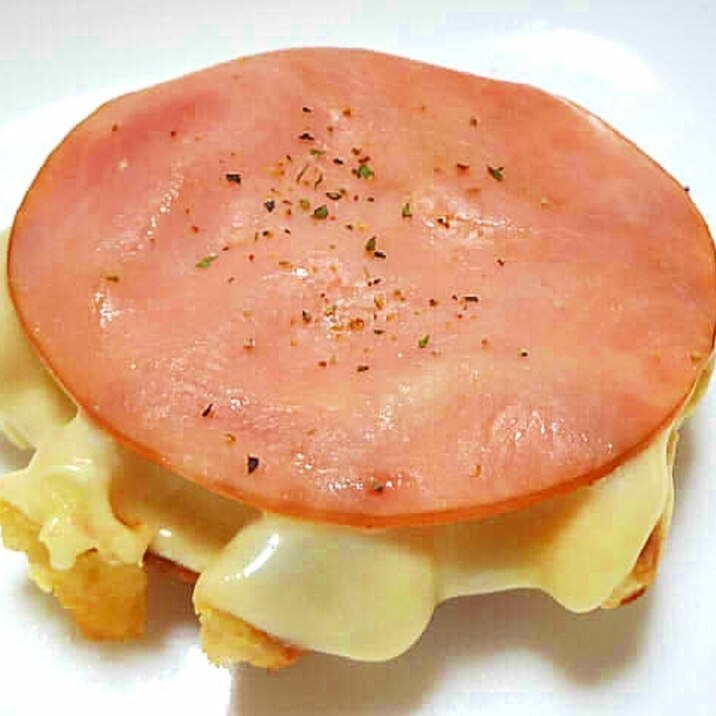 市販のベルギーワッフルにハムチーズを添えて